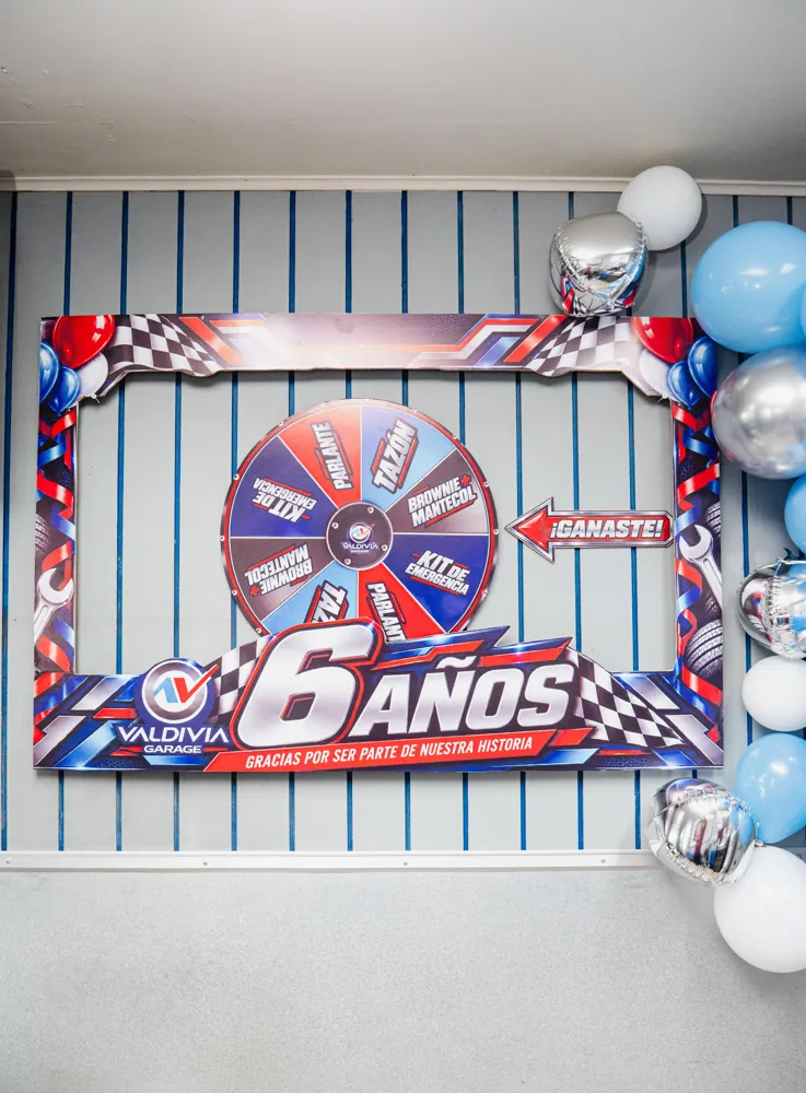 Marco de fotos y globos del aniversario