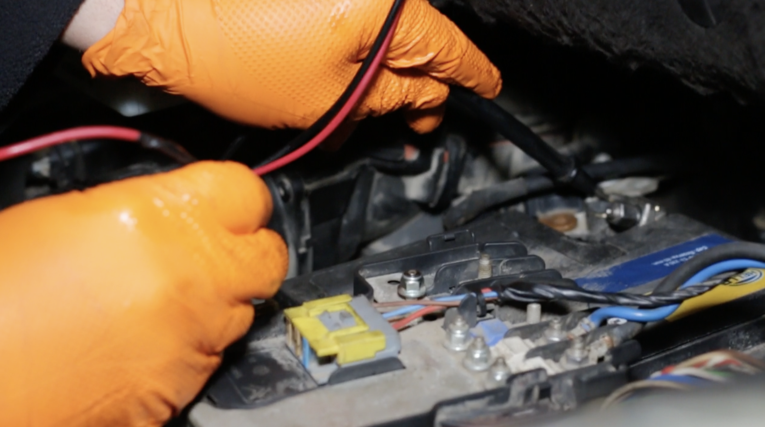 Revisión de Niveles, Correas, Luces y Batería en Valdivia Garage